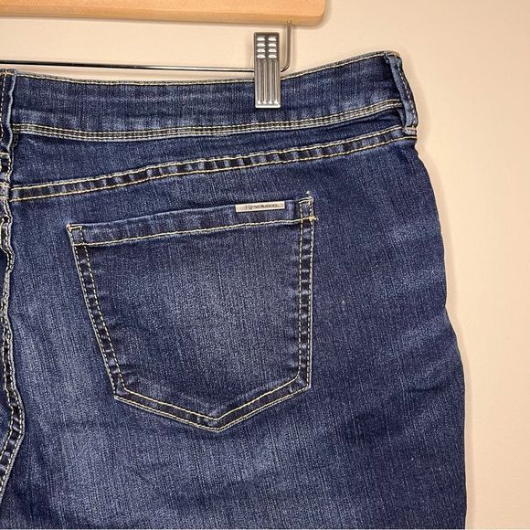 #114 R|evolution by Ricki’s Brooke Bermuda Mid-rise Dark Denim Short - Picture 3 of 7